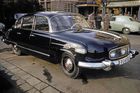 Bratislavský hotel Devín vyrostl mezi roky 1952 a 1954, v roce 1960 tak platil za stále nový a samozřejmě příkladně luxusní hotel na nábřeží Dunaje. Málokoho asi překvapí, že se před jeho vchodem dala potkat tehdejší automobilová smetánka, včetně Tatry 603.
