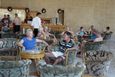 Turisté sedí v tuniském hotelu Imperial Marhaba poté, co útočník spustil střelbu na pláži.