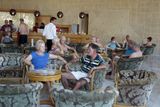 Turisté sedí po střelbě v tuniském hotelu Imperial Marhaba.