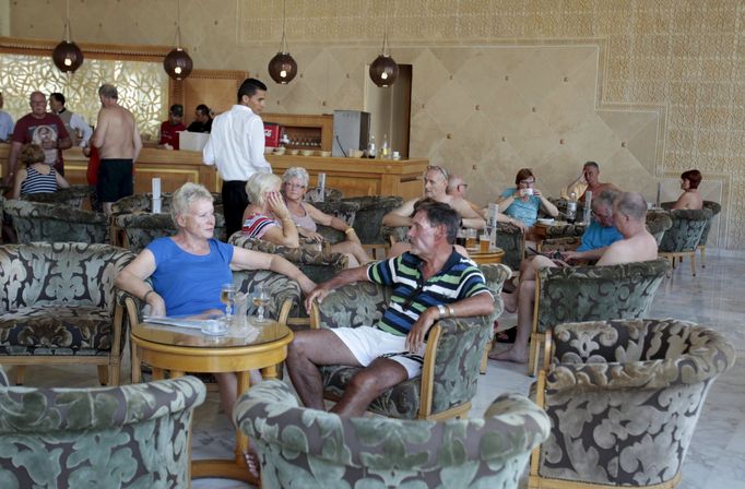 Turisté sedí v tuniském hotelu Imperial Marhaba poté, co útočník spustil střelbu na pláži.