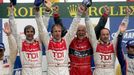 Vítězný tým Audi slaví po skončení 75. ročníku 24hodinovky v Le Mans. Zleva Emanuelle Pirro z Itálie, Němec Frank Biela, sporotvní Wolfgang Ullrich a Marco Werner.