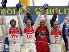 Vítězný tým Audi slaví po skončení 75. ročníku 24hodinovky v Le Mans. Zleva Emanuelle Pirro z Itálie, Němec Frank Biela, sporotvní Wolfgang Ullrich a Marco Werner.