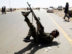 Libyjský rebel pálí na letadlo Kaddáfího sil.
