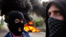 Miners on strike stand near barricades of buring tires on the A-66 motorway, on the first day of a strike to protest the government's spending cuts in the mining sector, in Pola de Lena, near Oviedo, northern Spain, May 23, 2012. Spain's economy is contracting for the second time since late 2009 and four years of stagnation and recession have pushed unemployment above 24 percent, the highest rate in the European Union. REUTERS/Eloy Alonso (SPAIN - Tags: CIVIL UNREST BUSINESS EMPLOYMENT POLITICS) Published: Kvě. 23, 2012, 11:32 dop.