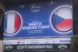 Ta má skončit titulem, který Francie naposledy získala v roce 2001. Francouzi jsou doma pod silným tlakem, naposledy byli ve finále naposledy před čtyřmi lety. To hráči ze země Galského kohouta prohráli v Bělehradě se Srbskem těsně 2:3.