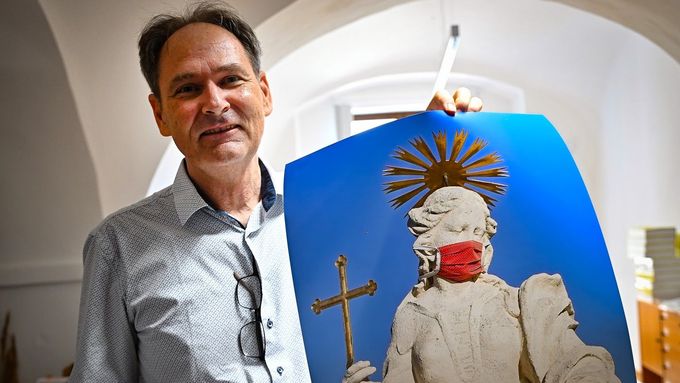 Výstava fotografií Petra Ciznera fotografií z dob pandemie covidu-19.