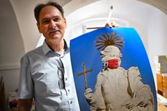 Život v ulicích za covidu. V Telči začala výstava fotografií z doby pandemie