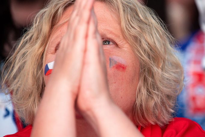 Fanoušci na Staroměstském náměstí v Praze sledují finále mezi Českem a Švýcarskem na MS v hokeji 2024.