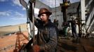 Roughneck Brian Waldner is covered in mud and oil while wrestling pipe on a True Company oil drilling rig outside Watford, North Dakota, October 20, 2012. Thousands of people have flooded into North Dakota to work in state's oil drilling boom. Picture taken October 20, 2012. REUTERS/Jim Urquhart (UNITED STATES - Tags: ENERGY BUSINESS EMPLOYMENT) Published: Říj. 22, 2012, 2:56 odp.