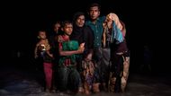 Problémy dnešní doby (single): Martin Trabalík, volný fotograf – Rohingská rodina se vyloďuje v Bangladéši