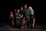 Problémy dnešní doby (single): Martin Trabalík, volný fotograf – Rohingská rodina se vyloďuje v Bangladéši