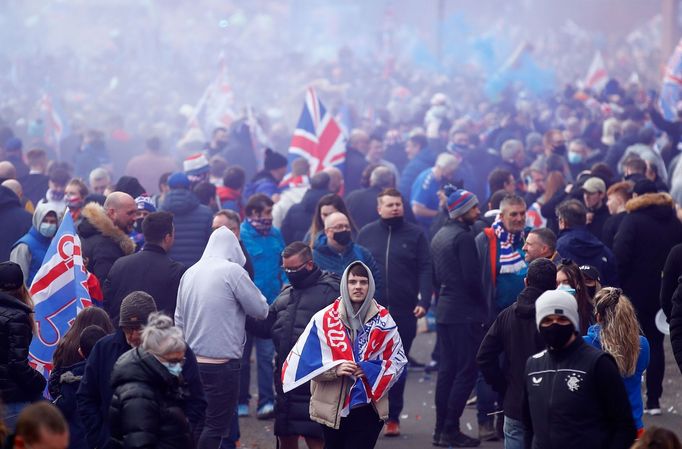 Fanoušci Glasgow Rangers slaví zisk 55. titulu ve skotské lize.