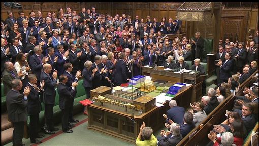 Poslanci vyprovázejí potleskem Davida Camerona.