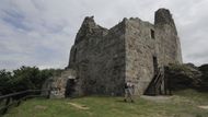 Nejstarším dochovaným hradem Česka je Přimda. Na vrcholu skalnatého hřebene nad stejnojmenným městem v severní části Českého lesa stojí už jen pár trosek, jejichž příběh začal podle prvních dochovaných zmínek v roce 1121. Hrad nejspíš postavil německý markrabě Děpolt II. z Vohburgu. Netrvalo však dlouho a hrad připadl českým panovníkům. Stala se z něj pohraniční pevnost, která střežila obchodní cestu z Prahy a Plzně do Horní Falce. Mimo to byla i královským vězením, ve kterém drželi i pozdějšího krále Přemysla Otakara II.