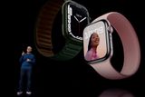 ... a hodinek Apple Watch. Nové hodinky nabídnou například větší displej a rychlejší nabíjení. V Česku se podle společnosti začnou prodávat později na podzim.