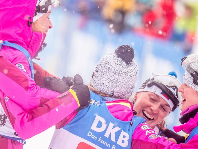 SP v biatlonu 2018/19, Oberhof, štafeta žen: Radost českých biatlonistek z bronzu (zleva Markéta Davidová, Lucie Charvátová, Eva Puskarčíková a Veronika Vítková)