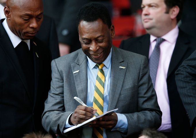 Pelé podepisuje autogramy