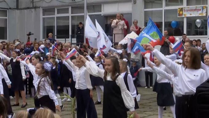 Rusko zavádí vyvěšování vlajek ve školách a hodinu věnovanou vlastenecké výchově.