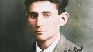 Franz Kafka na nedatované fotografie z cestovního pasu. Kolorovaný snímek