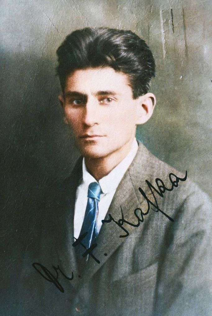 Franz Kafka na nedatované fotografie z cestovního pasu. Kolorovaný snímek