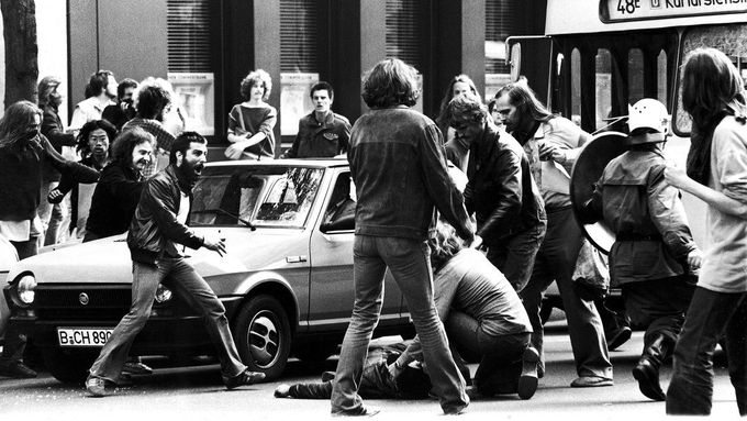 Snímek ze září 1981 zachycuje protesty v Západním Berlíně poté, co úřady nařídily vyklizení několika squatů.