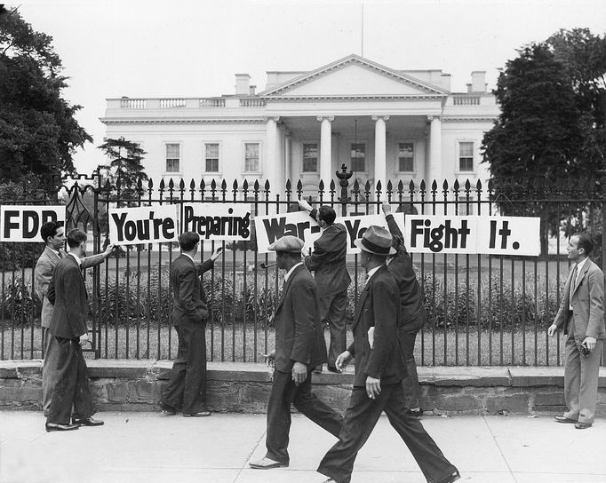 Předválečná demonstrace před Bílým domem ve Washingtonu. 28.05.1938