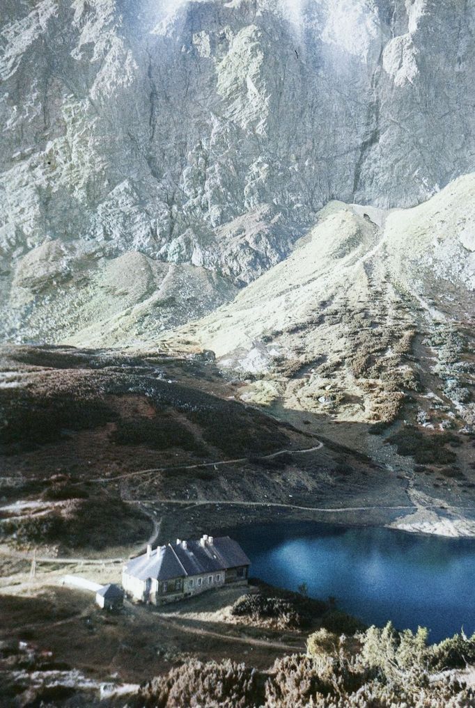 Chata pri Zelenom plese, Vysoké Tatry, 1939. Kolorovaný archivní snímek z tatranského pohoří na Slovensku.