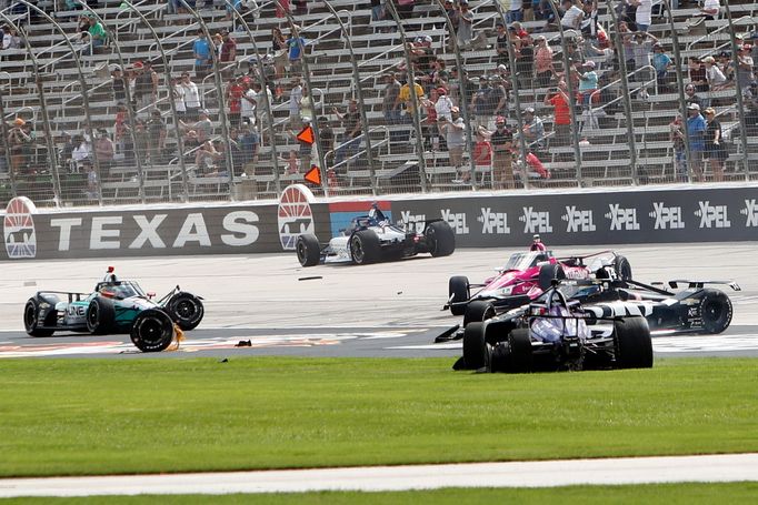 Havárie po startu závodu IndyCar XPEL 375 na oválu Texas Motor Speedway