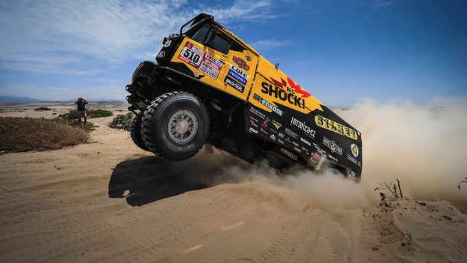 Martin Macík mladší se svým LIAZ v páté etapě Rallye Dakar překonává peruánskou poušť.