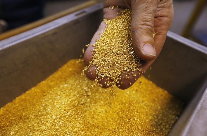 A worker checks gold granulate at a plant of gold refiner and bar manufacturer Valcambi SA in the southern Swiss town of Balerna December 20, 2012. Picture taken December 20, 2012. To match story SWISS-GOLD/ REUTERS/Michael Buholzer (SWITZERLAND - Tags: BUSINESS) Published: Pro. 21, 2012, 10:30 dop.