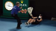 Ochranka odtahuje výtržníka, který vběhl na kurt během finále Australian Open 2022