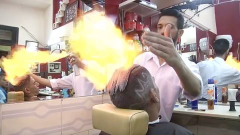 Adrenalin u holiče. Kadeřníci v Káhiře upravují vlasy ohněm