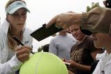 Nicole Vaidišová rozdává autogramy po výhře nad Ruskou Židkovovou ve druhém kole US Open.