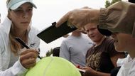 Nicole Vaidišová rozdává autogramy po výhře nad Ruskou Židkovovou ve druhém kole US Open.