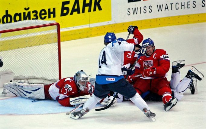 Niklas Hagman u tlačenice před českou brankou.