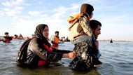 Voda dosahuje až k pasu, ale migranti se nevzdávají. V nepřehledném chaosu se snaží hlavně nezůstat pozadu.