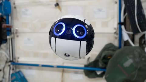 Astronauty šmíruje roztomilá koule. Japonci robota ovládají ze Země