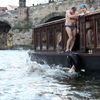 Otužilci u Karlova mostu