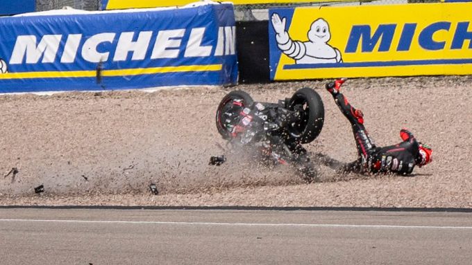 Pád Marca Bezzecchiho na Aprilii během závodu MotoGP na Sachsenringu