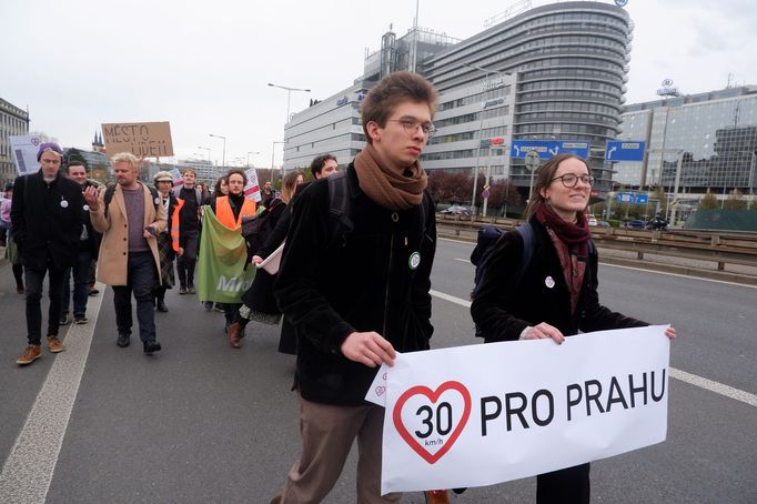 Demonstrace za snížení povolené rychlosti v Praze 13. dubna 2023.