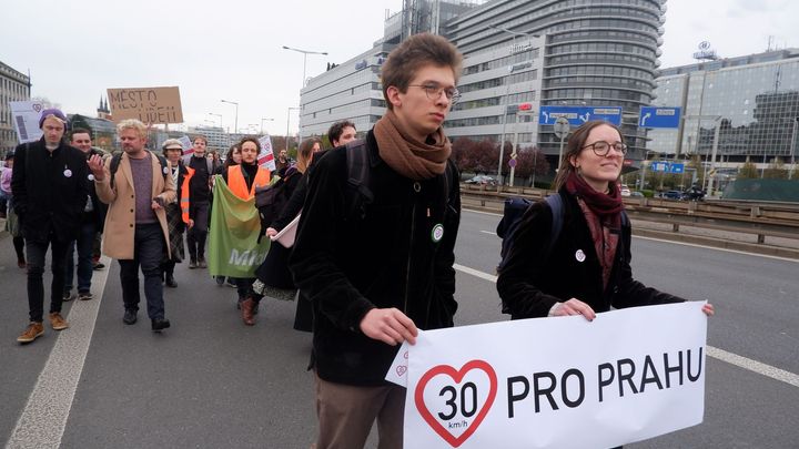 Nesouhlasíme s plošným zavedením 30 km/h, zní z Prahy 8. Vadí i nátlak protestujících