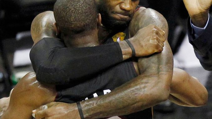 LeBron James a Dwyane Wade byli hlavními hvězdami čtvrtého finále NBA