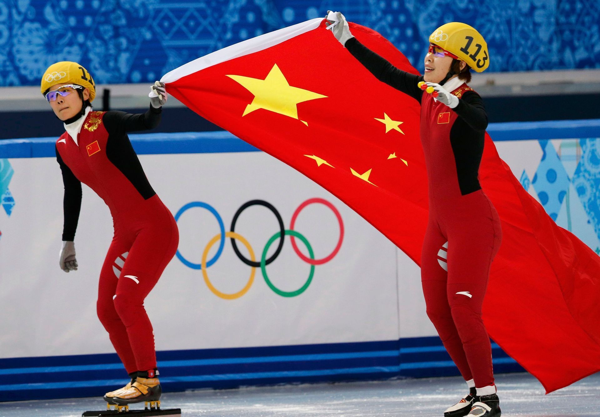 Soči 2014: Čou Jang (napravo) + Liová, Čína (short track, 1500m, finále)