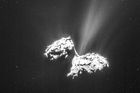 Rosetta se k ní v sobotu přiblížila na dosud nejmenší vzdálenost. Díváte se na snímek pořízený ze vzdálenosti 105 kilometrů od povrchu.