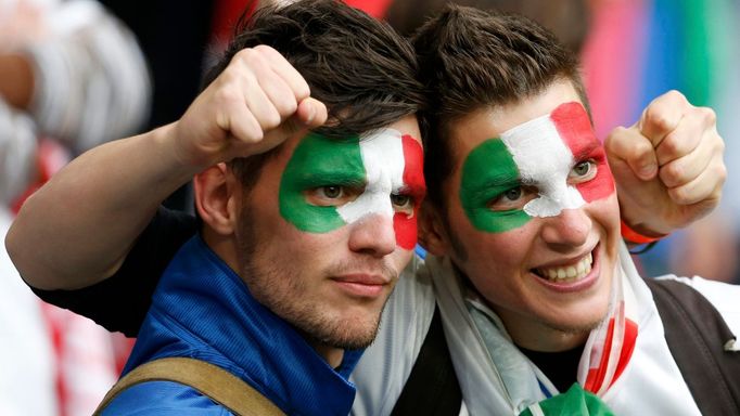 Italští fanoušci před utkáním Chorvatska s Itálií ve skupině C na Euru 2012.