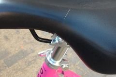 Na sedačku Rekola v Brně někdo nastražil injekční jehlu, poraněný cyklista musí na vyšetření
