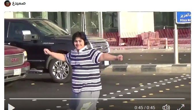 Chlapec tančí v Saúdské Arábii macarenu na přechodu pro chodce během červené pro auta.