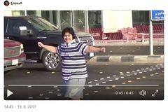 Chlapec tančil na silnici v Saúdské Arábii macarenu, z videa je virál. Zatkli ho, ale zas propustili
