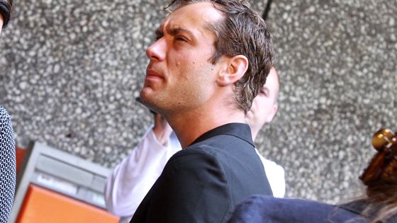 Jude law se zůčastnil tiskové konference-podívejte!