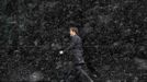 A man walks during snowfall in London March 11, 2013. REUTERS/Stefan Wermuth (BRITAIN - Tags: ENVIRONMENT) Published: Bře. 11, 2013, 11:31 dop.